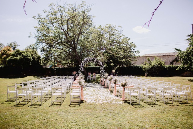 Chaise pliante lattée blanche cérémonie laïque